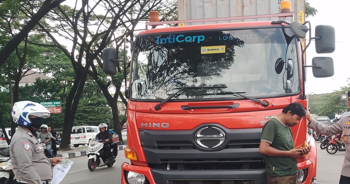 Polda Jabar Tertibkan Truk Sumbu Tiga di Jalur Mudik