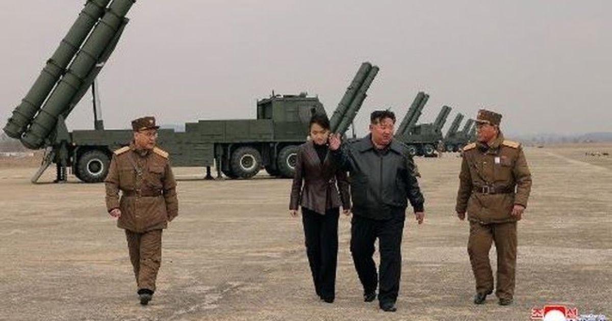 Pemimpin Korea Utara,  Kim Jong Un saat menyaksikan Uji Rudal Balistik miliknya (AFP/STR)