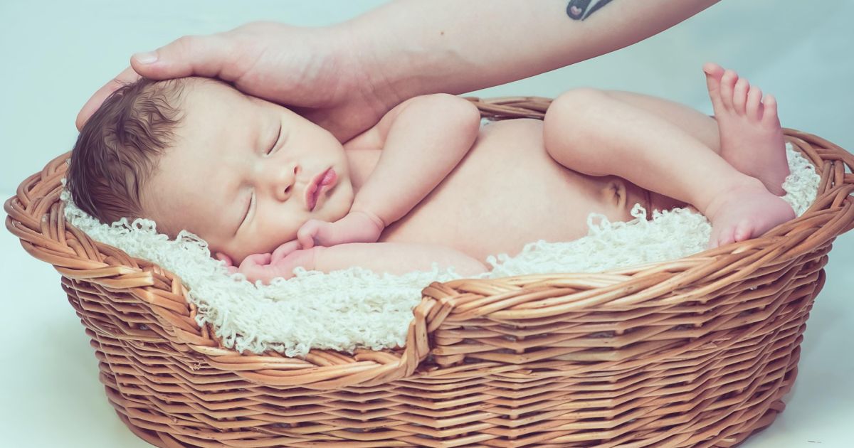 Waspada Risiko Kesehatan, Orang Tua Diimbau Larang Tamu Cium Bayi saat Lebaran