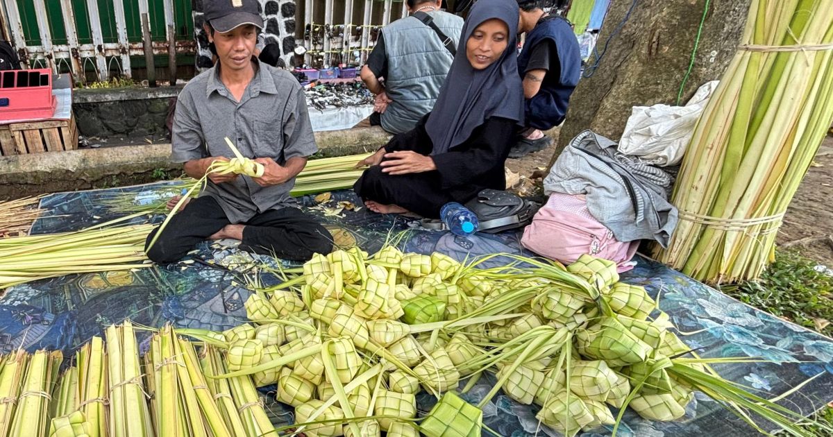 Anyam Kulit Ketupat Jadi Cuan, Saprudin Raup Untung Besar Tiap Lebaran