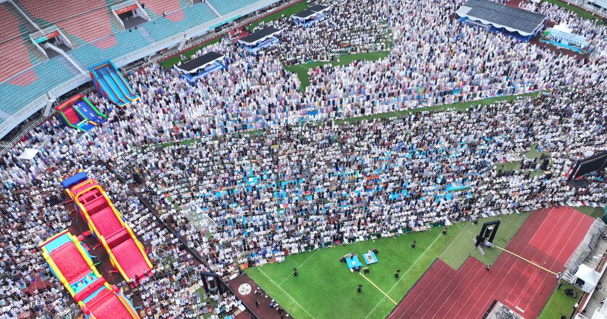 Bupati Bogor Rayakan Idul Fitri Bersama Warga, Stadion Pakansari Dipadati Jamaah