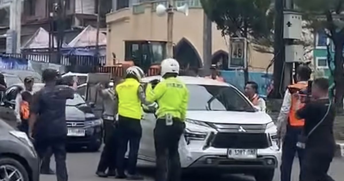 Nekat Terobos One Way, Pengemudi di Jalur Puncak Adu Mulut dengan Polisi