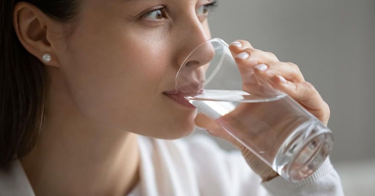 10 Manfaat Minum Air Putih bagi Kesehatan dan Takaran Harian yang Tepat