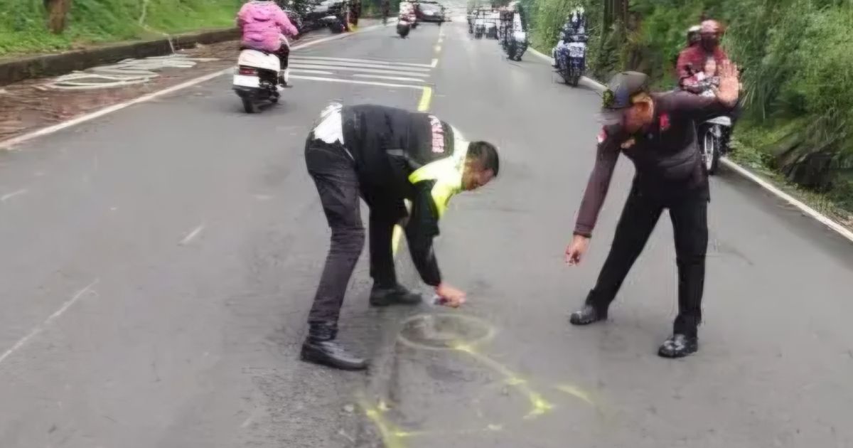 Satlantas Polres Bogor saat olah TKP di  Jalur Puncak. Foto : Dok Satlantas