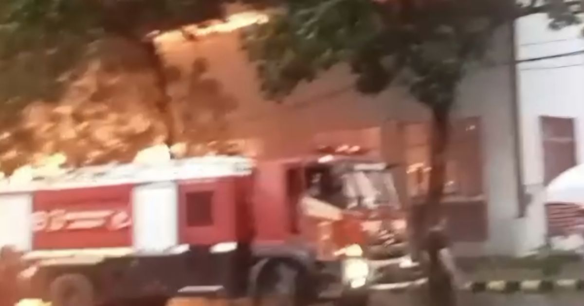 Petugas Damkar Berjuang Padamkan Api di Pabrik Gunungputri