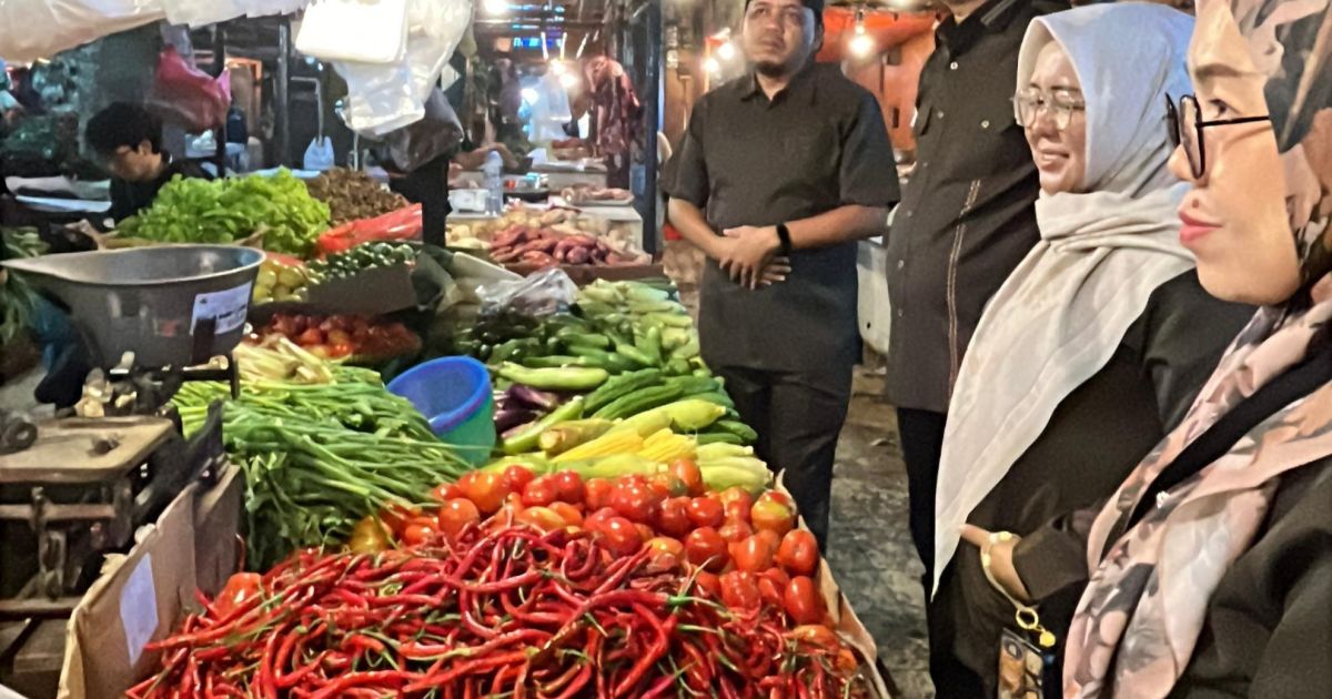 Direktur Umum Perumda Pasar Tohaga, M. Zakie Hanifan, melakukan inspeksi mendadak (sidak) di Pasar Cibinong, Senin (30/3). Foto : Perumda Tohaga