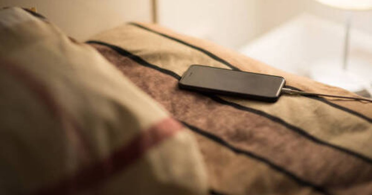 Bahaya Mengisi Daya HP di Atas Kasur, Kenali Risiko Kebakaran yang Mengintai