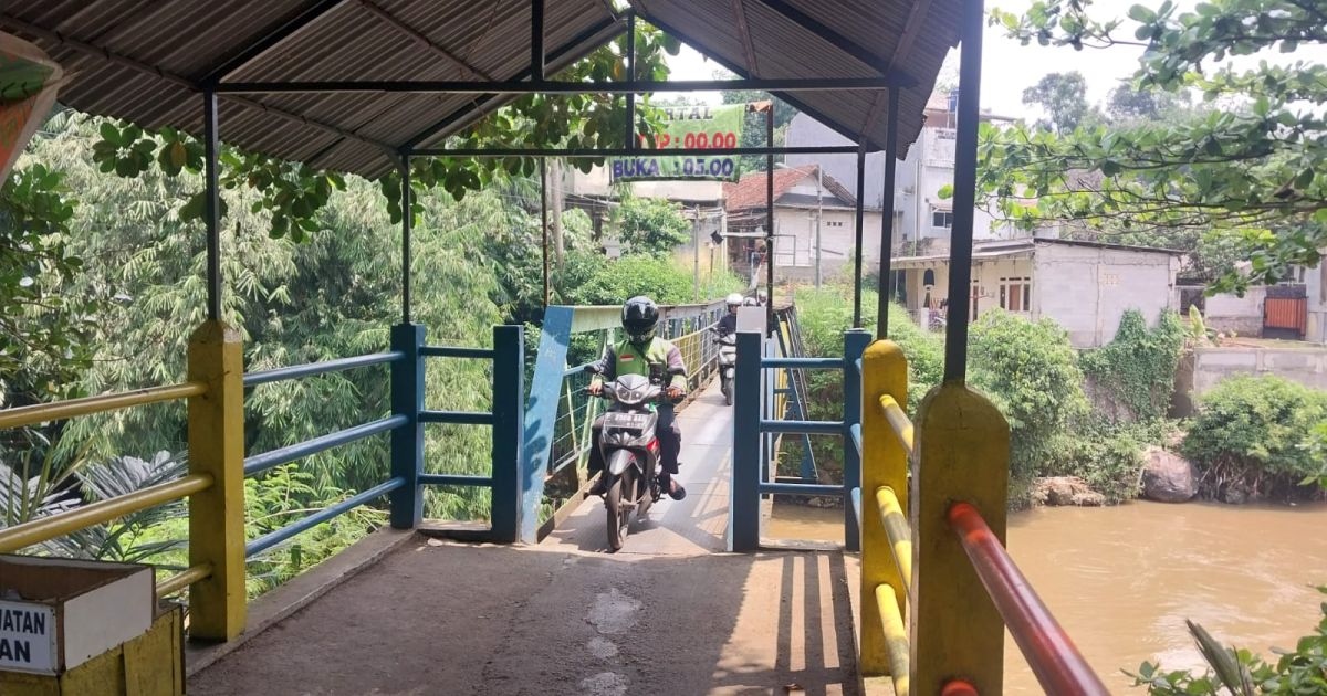 Tanpa Petugas Resmi, Warga Bogor Selatan Atur Lalu Lintas di Jalur Alternatif Batutulis