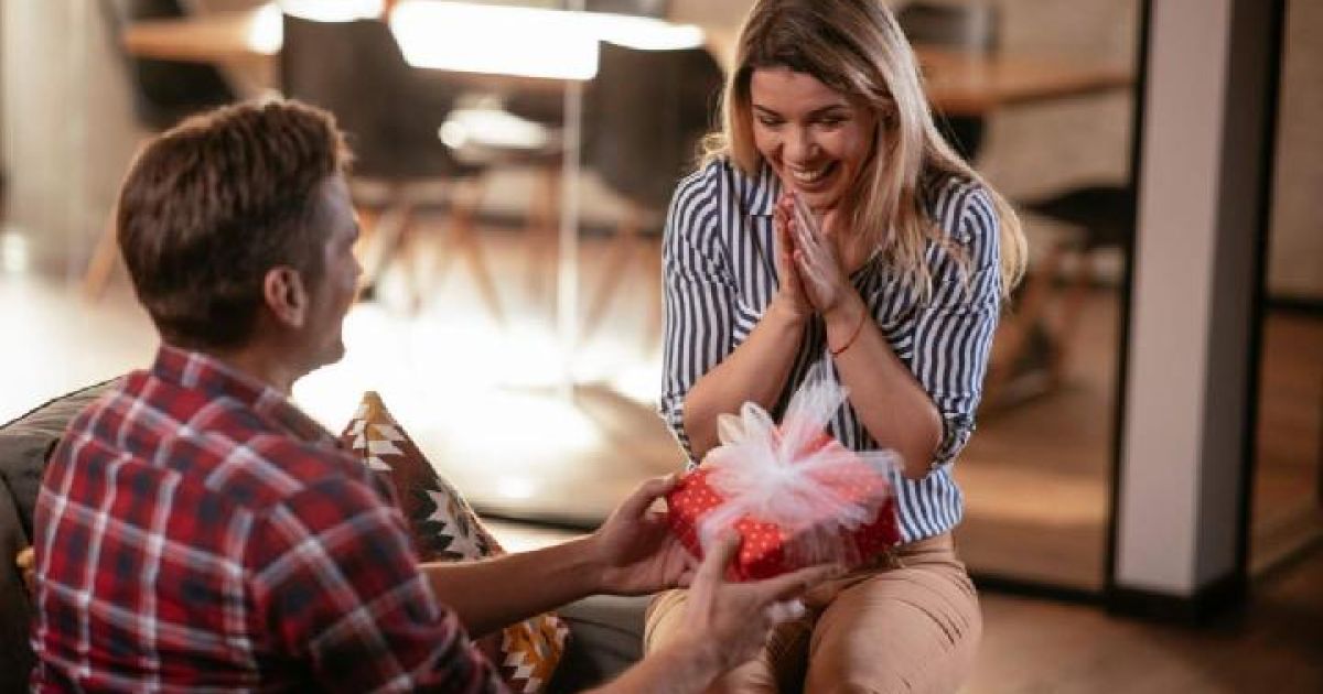10 Rekomendasi Kado Hari Ibu yang Berkesan dan Tips Memilihnya untuk Pasangan