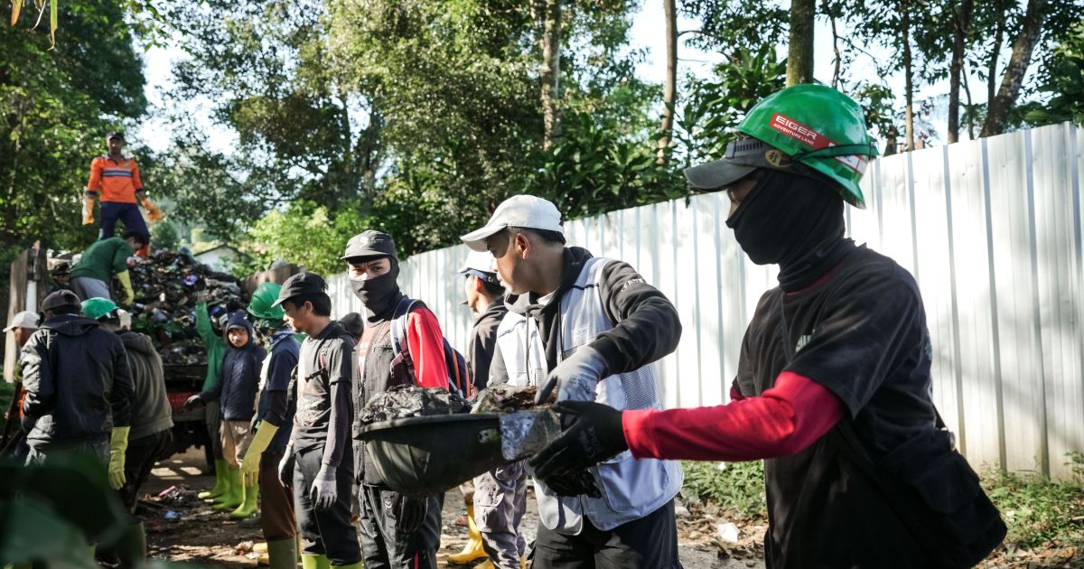 EIGER Adventure Land ajak warga bersihkan sampah di Puncak. Foto : Eiger