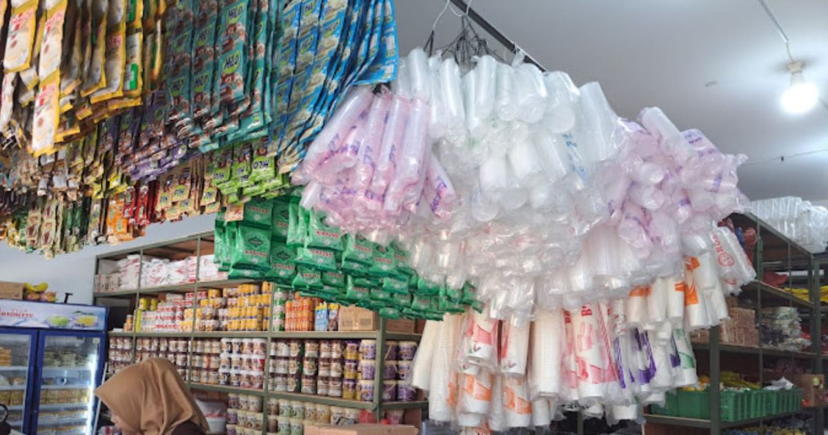 Harga plastik di Pasar Bojonggede mengalami kenaikan. Foto : Aden / bogorplus.id