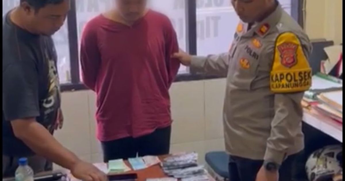 Polsek Klapanunggal saat mengamankan pelaku peredaran obat keras ilegal. Foto : Dok Polsek Klapanunggal