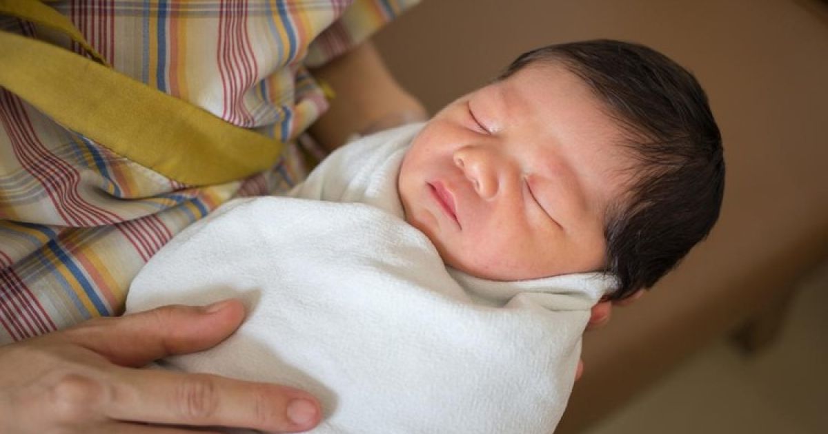 Mengenal Manfaat dan Panduan Aman Membedong Bayi Menurut Pakar Kesehatan