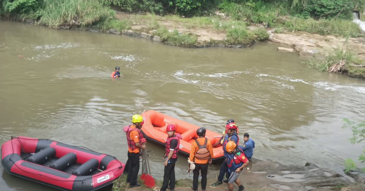 Pencarian Lansia Diduga Hanyut di Sungai Ciliwung Dihentikan Sementara, Tim Lanjutkan Besok Pagi
