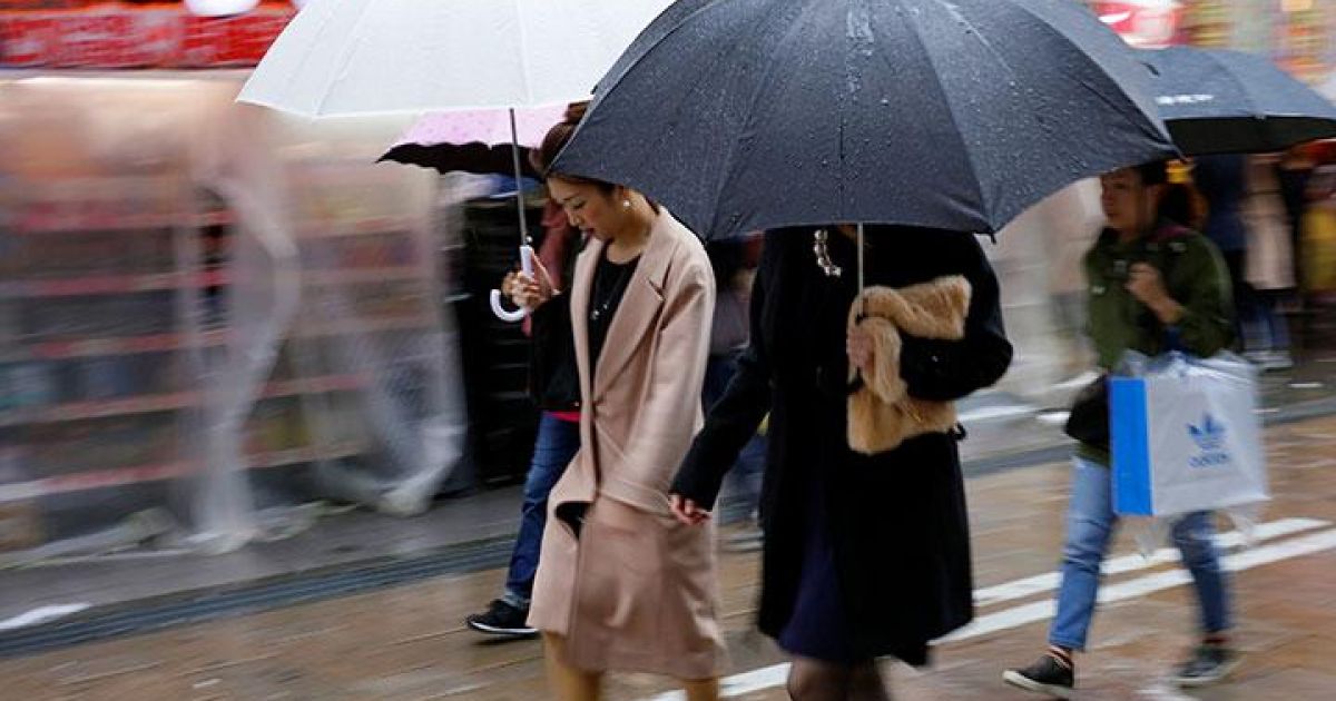 Tetap Hangat dan Modis, Ini 7 Tips Memilih Pakaian Saat Musim Hujan