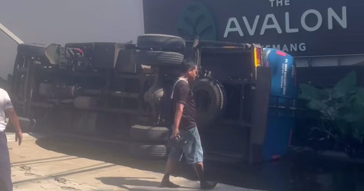 Sopir Banting Setir, Truk Tangki Terguling dan Bikin Macet Parah di Kemang