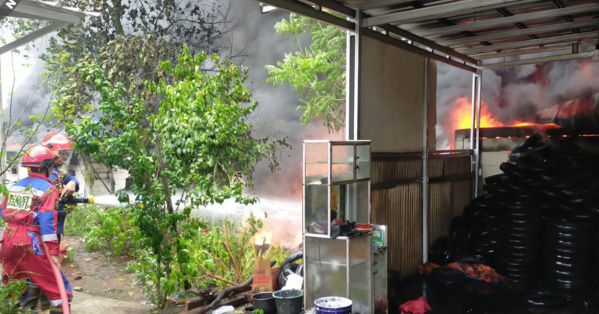 Korsleting Listrik Picu Kebakaran Gudang Sparepart Motor di Tajur Halang, Kerugian Capai Rp700 Juta