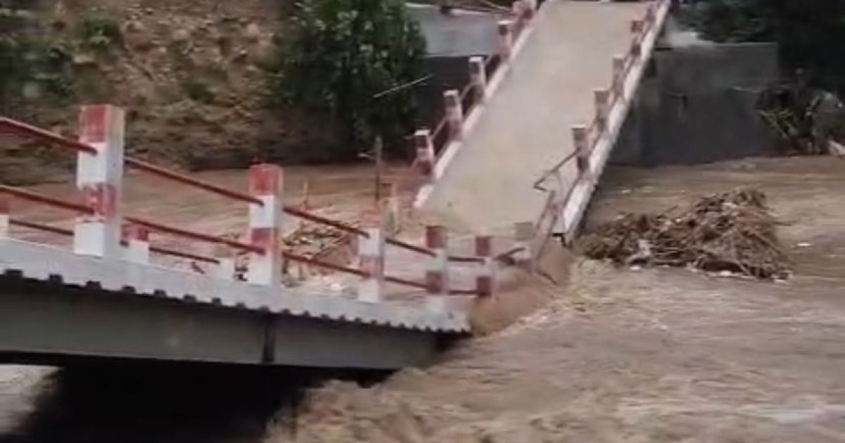Baru Dua Bulan Diresmikan, Jembatan di Desa Gobang Rumpin Sudah Ambruk Lagi