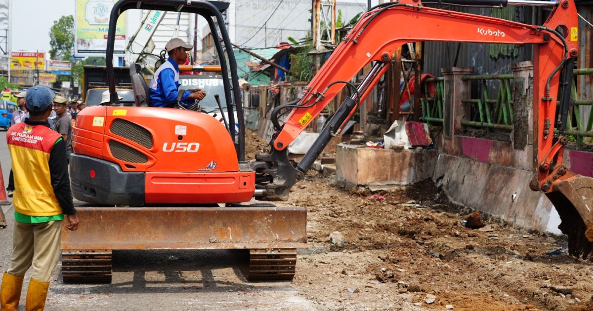 Petugas saat menertibkan PKL Pasar Parung. Foto : Diskominfo