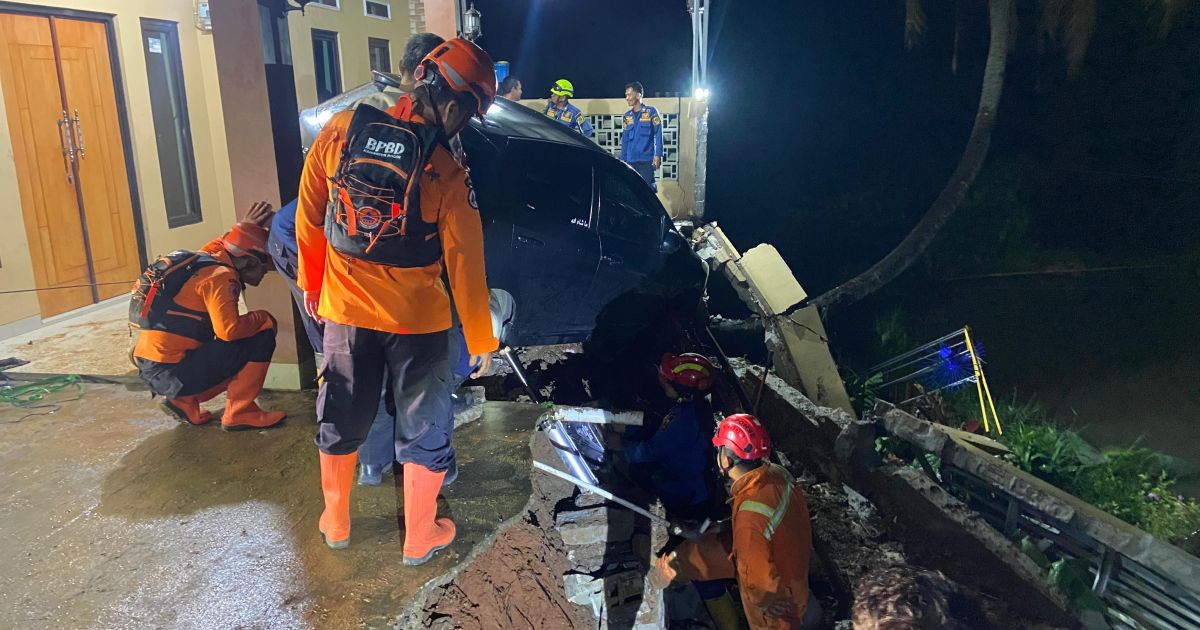 Longsor di Parung Timbun Mobil hingga Satu Keluarga Terpaksa Mengungsi