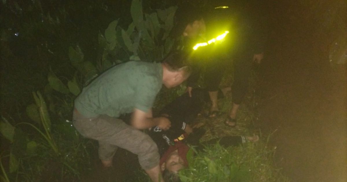 Polisi saat mengevakusi korban tawuran di Dramaga. Foto : Tangkapan Layar