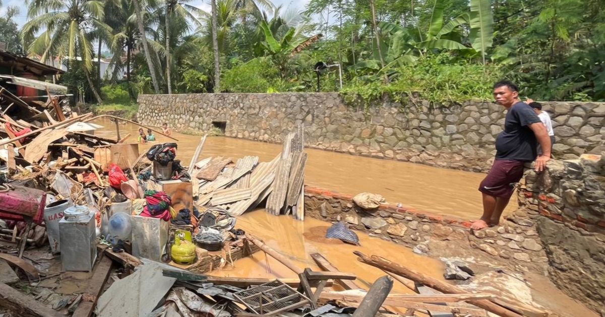 10 Bangunan Kontrakan milik Warga Luluh Lantak pascabanjir bandang di Cigudeg