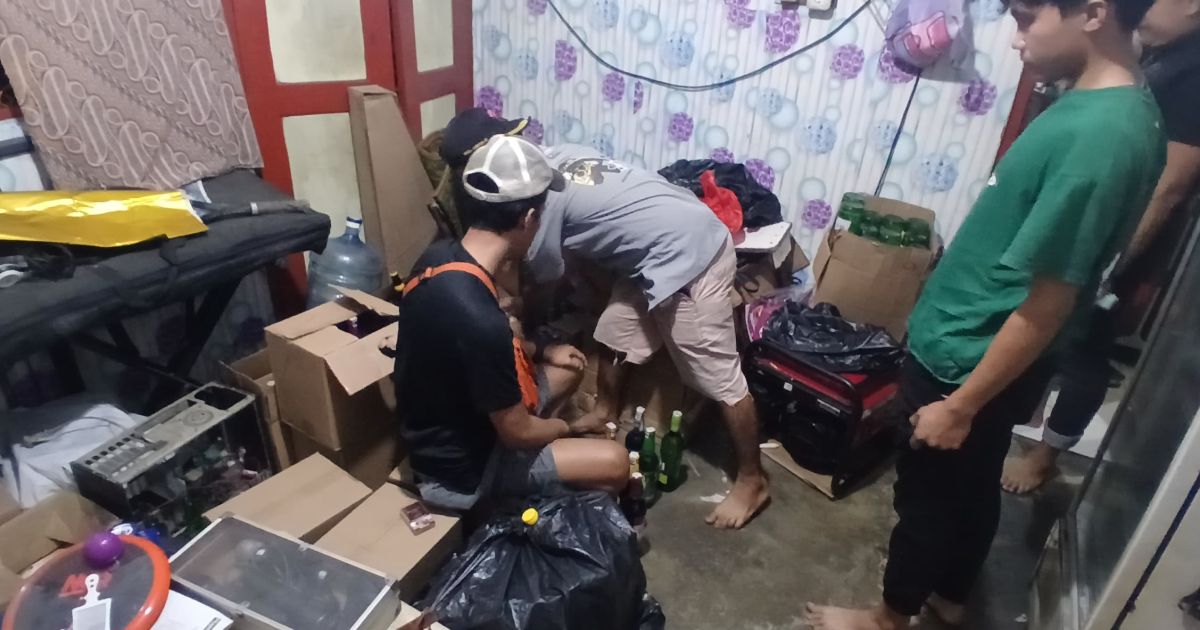 Polsek Rancabungur Sita 20 Botol Miras Ilegal di Kampung Wates