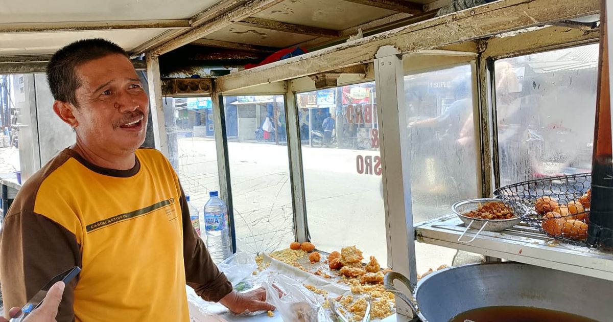 Pedagang Gorengan di Cibinong Keluhkan Kenaikan Harga Minyak, Omzet Harian Menurun