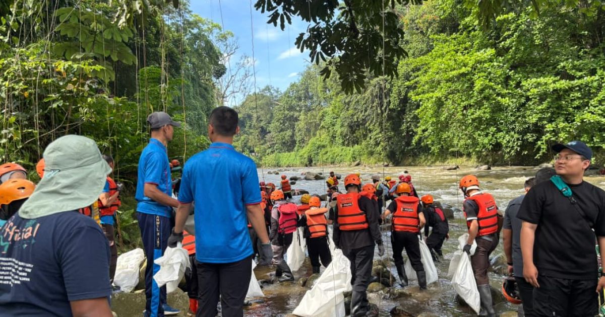 Aksi Operasi Plastik di Kebun Raya Bogor Angkat 1,2 Ton Sampah dari Sungai Ciliwung