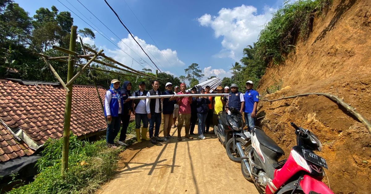 Katar Kecamatan Pamijahan Gotong Royong Bantu Warga Terdampak Bencana di Purwabakti,