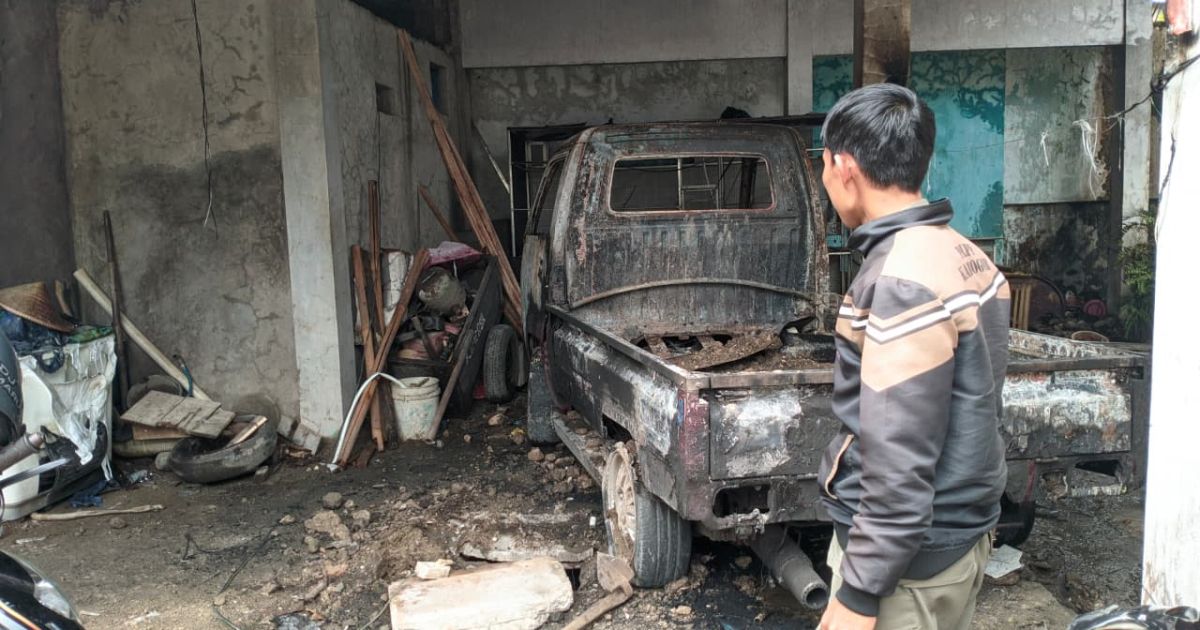 Mobil Pick Up di Tenjolaya Terbakar saat Isi BBM