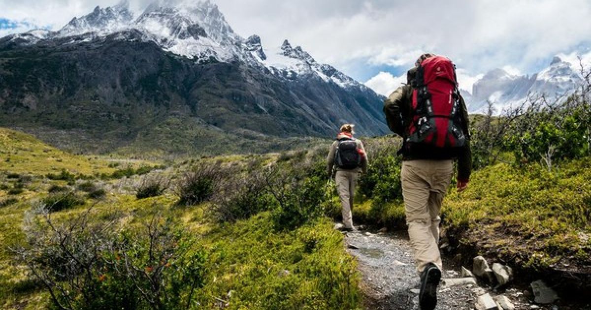7 Larangan Penting Saat Mendaki Gunung Demi Keselamatan dan Kelestarian