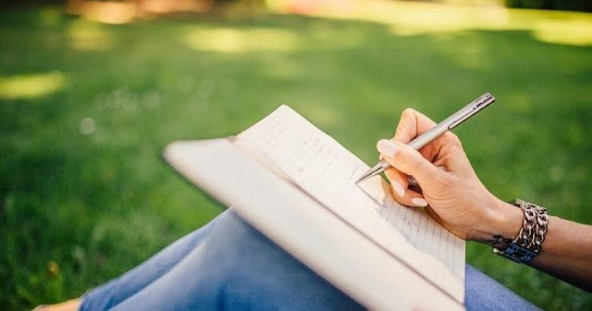 Menulis Buku Harian: Solusi Sederhana Jaga Kesehatan Mental dan Atasi Stres