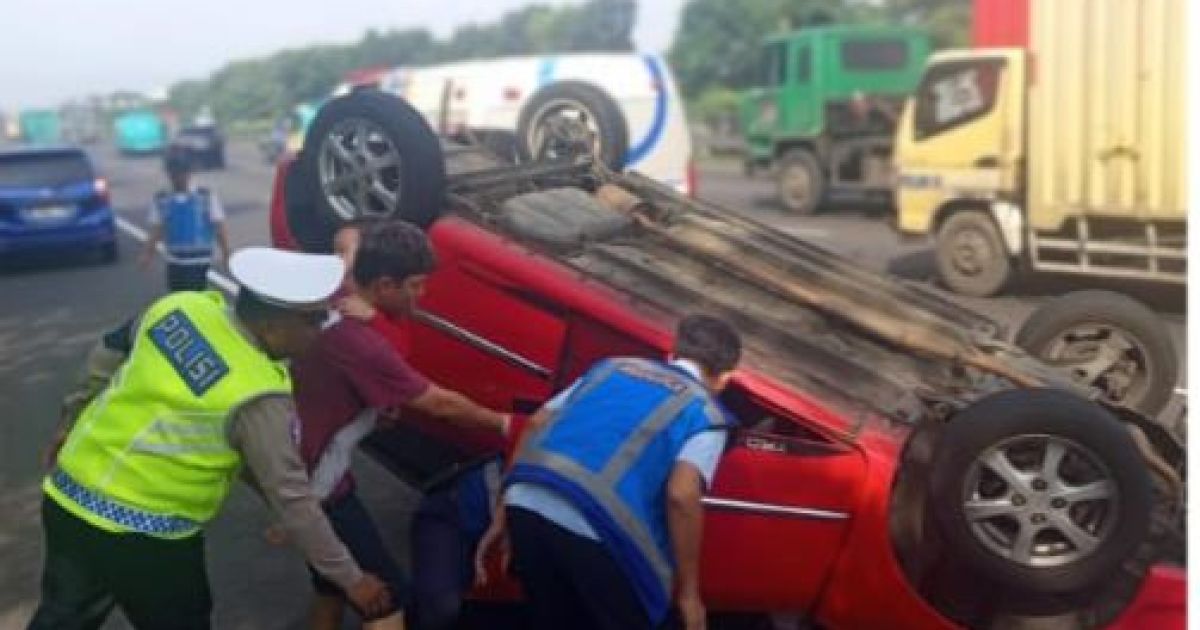 Mobil Ayla Terbalik di Tol Jagorawi. Foto : PJR