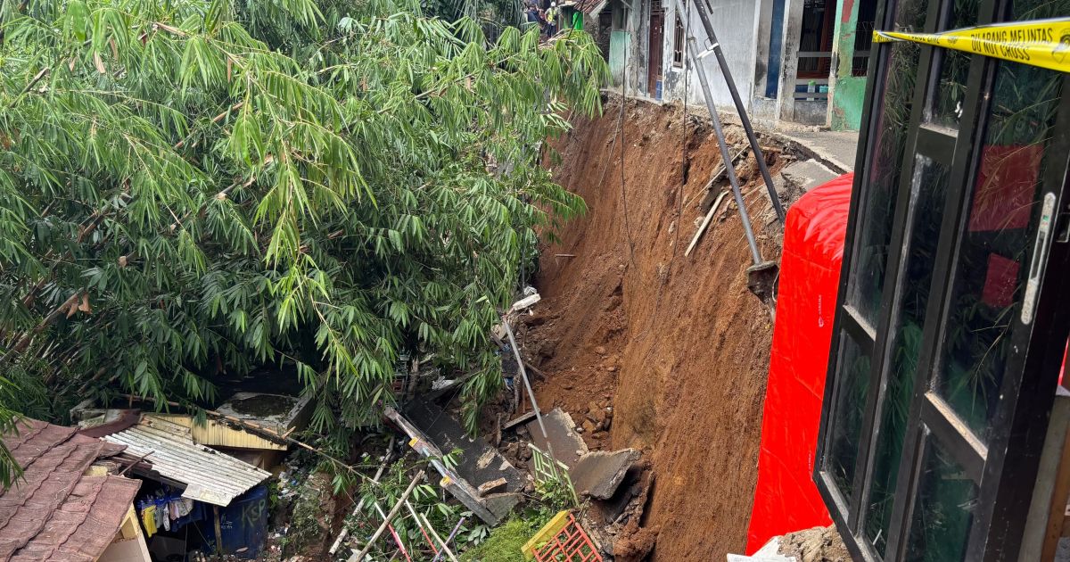 Hujan deras yang mengguyur Kota Bogor dalam beberapa hari terakhir memicu longsor di wilayah Kampung Kebun Manggis, Kelurahan Paledang, Kecamatan Bogor Tengah. Foto : BPBD Kota Bogor
