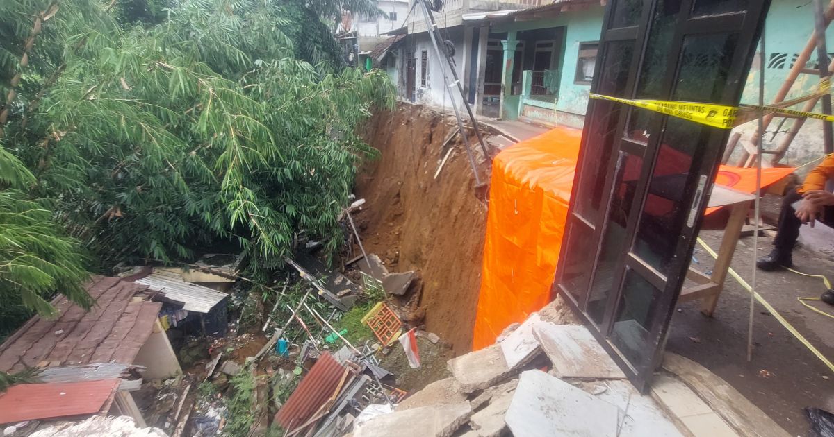 Longsor Putus Jalan Vital di Kebun Manggis Kota Bogor. Foto : BPBD Kota Bogor