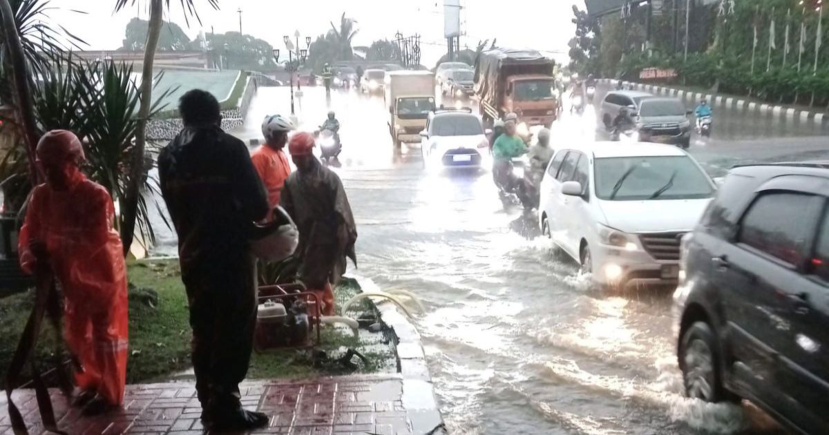 Hujan Lebat Genangi Jalur Alternatif Sentul, Arus Kendaraan Sempat Tersendat