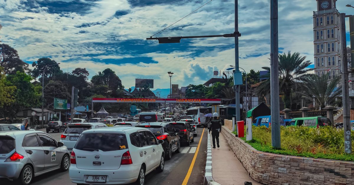 Arus lalu lintas di Simpang Gadog, Puncak, Kabupaten Bogor. Foto : Aden / bogorplus