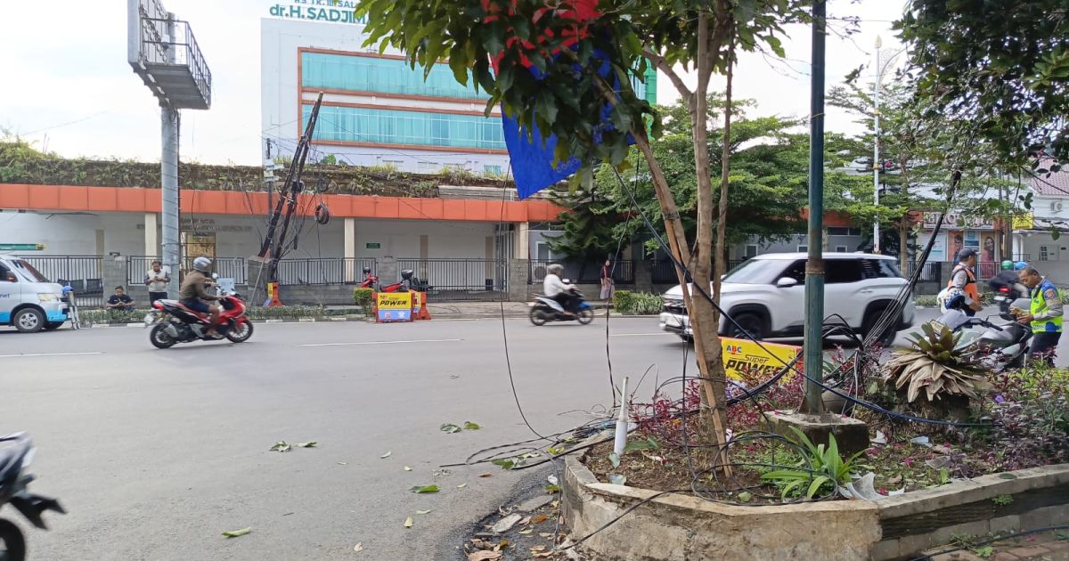 Kabel Menjuntai di Depan RS Salak Bikin Pengendara Terjatuh