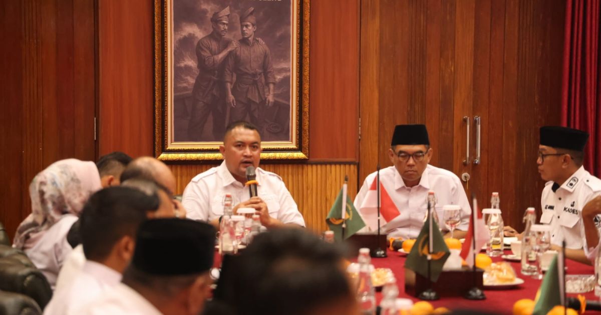 Bupati Bogor Rudy Susmanto saat membahas penanganan sampah berbasi desa. Foto : Diskominfo