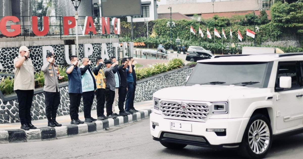 Bupati Bogor saat menyambut kedatangan Presiden Prabowo. Foto: Tim media bupati