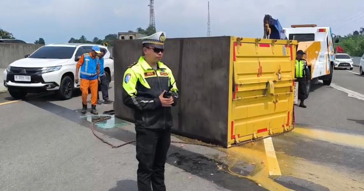Ban Pecah, Truk Cold Diesel Terguling di Tol Jagorawi