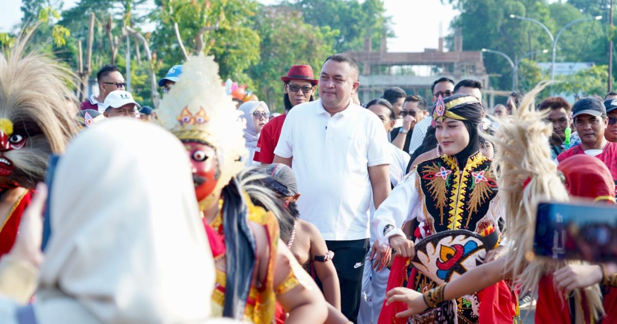 Bupati Bogor Rudy Susmanto saat meriahkan CFD Tegar Beriman sembari menontok pertunjukan Reog Ponorogo. Foto : Diskominfo