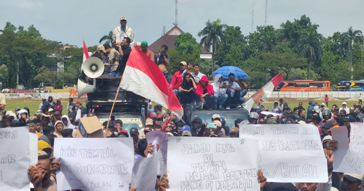 Ribuan Warga Bogor Barat Kepung Gedung Tegar Beriman, Tuntut Aktivitas Tambang Dibuka