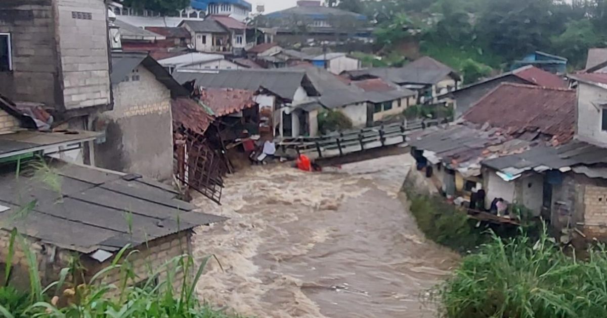 Debit Air Meningkat, Jembatan Penghubung Warga Pasir Jaya Ambruk Seketika