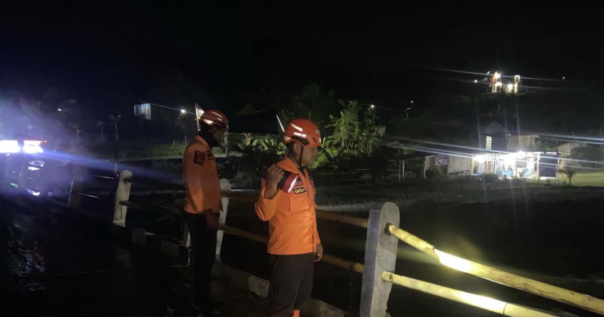 Petugas BPBD Kabupaten Bogor saat mengecek aliran Sungai Cipamingkis, Kabupaten Bogor. Foto : Dok BPBD