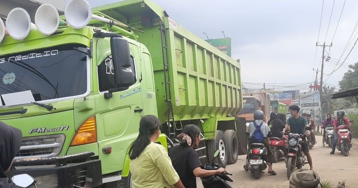 Truk tambang saat melintas di Jalan Parungpanjang, Kabupaten Bogor. Foto : Aden / bogorplus