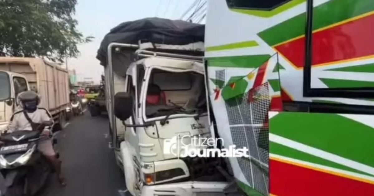 Truk Pengangkut Kayu Tabrak Bus Pariwisata di Cileungsi, Polisi Pastikan Tak Ada Korban Jiwa