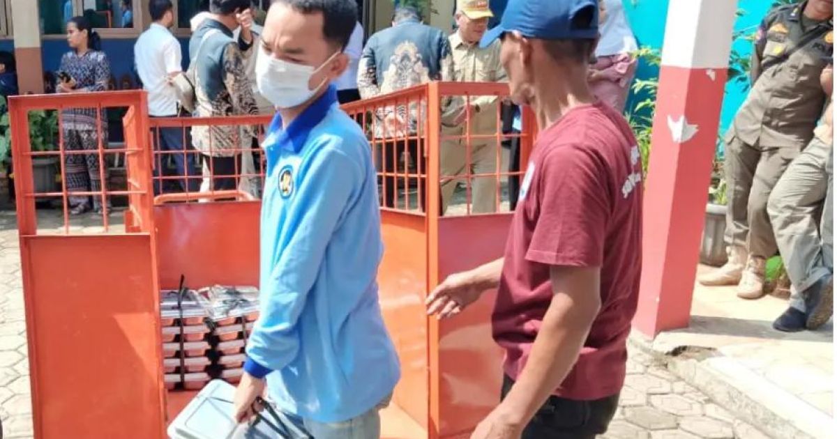 Dapur MBG Citaringgul Pakai Gerobak Distribusikan Ribuan Makanan Bergizi ke Sekolah