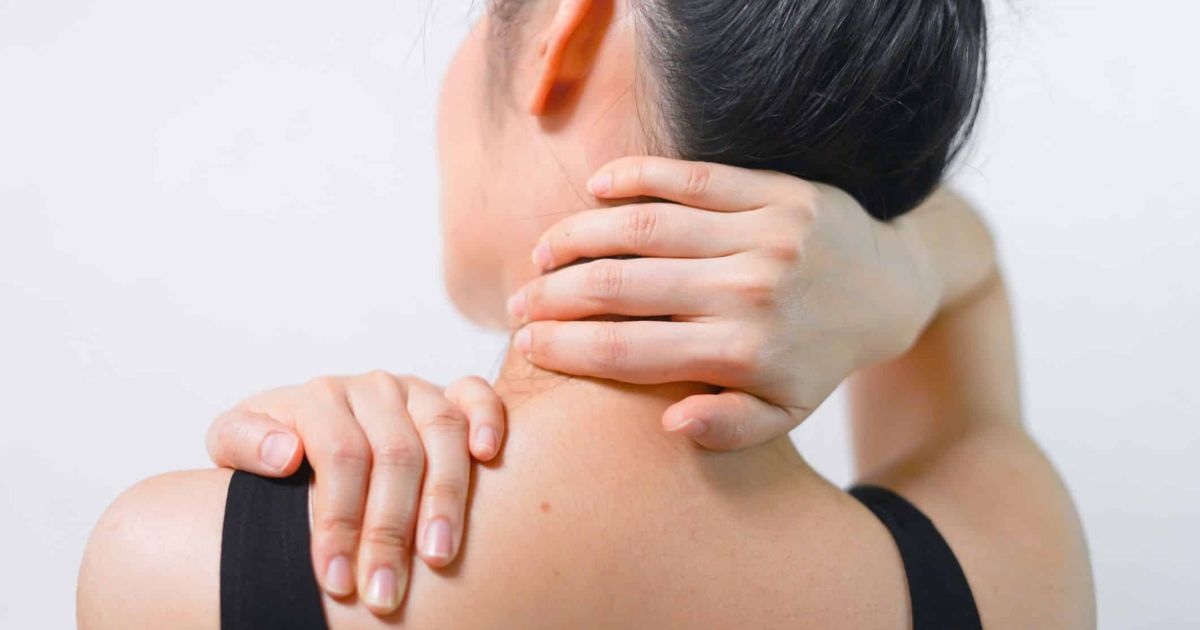 8 Cara Efektif Mengatasi Sakit Leher Belakang Secara Mandiri di Rumah